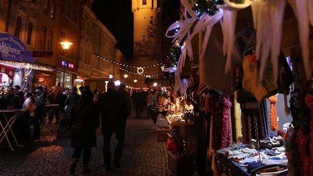 Nazdobené ulice v centru města jsou romanticky malebné.