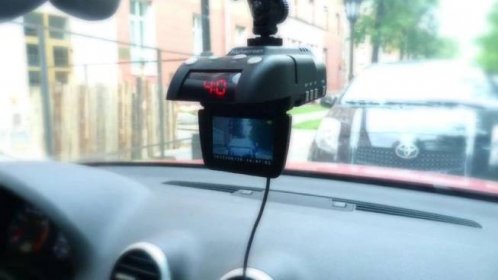 Pozor: Máte v autě vonný stromeček nebo kameru? V roce 2024 vám za to hrozí extrémně vysoká pokuta