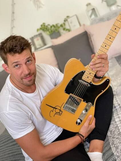 Chtěl podpis Johnnyho Deppa na kytaru za 60 tisíc: Zpěvák popsal, jak to po zásahu Jiřího Bartošky dopadlo