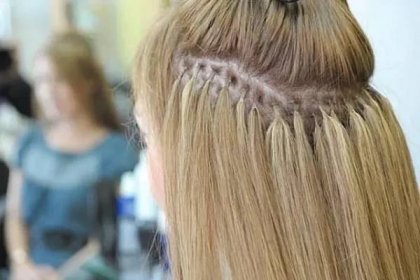 Jak probíhá prodlužování vlasů | Kafe.cz
