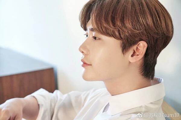 Lee Jong Suk je plachým romantikem, který miluje kávu. Co dalšího jste o herci, jenž měl být idolem, nevěděli? - Asianstyle