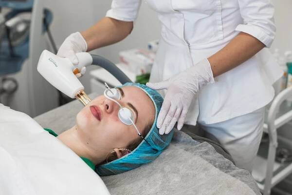 Odstranění jizev a jizev po akné laserem • Aether Clinic Praha