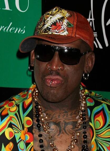 Bouřlivák Dennis Rodman oslavil padesátku: Dorazil v dámském tílku a vypadal na dvacet