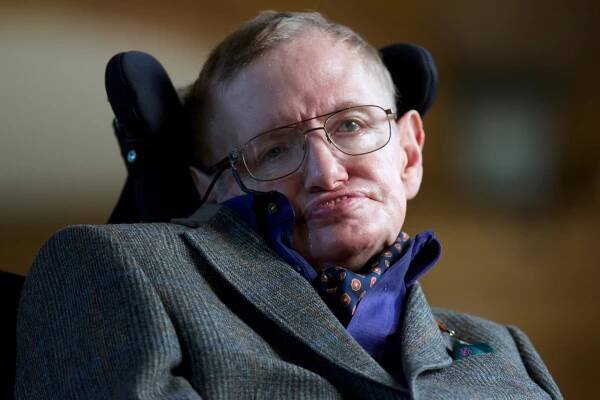Stephen Hawking : qui est ce physicien à qui Google rend hommage dans son doodle du jour?