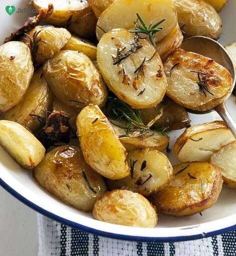 Vyfocený recept Rozmarýnové brambory z trouby foto č. 1 - Jídlo.cz