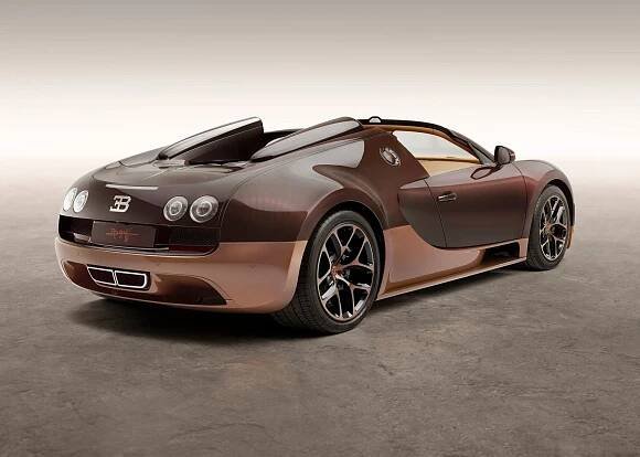 Před patnácti lety padla hranice 400 km/h. Bugatti Veyron vzniklo při jízdě vlakem
