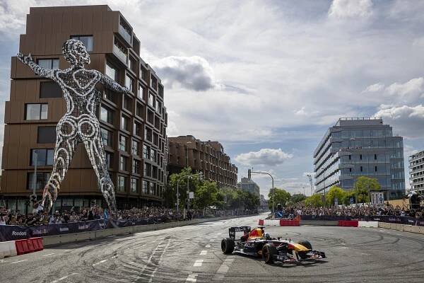 FOTO: Formule 1 v Česku. Centrem Prahy se proháněl David Coulthard