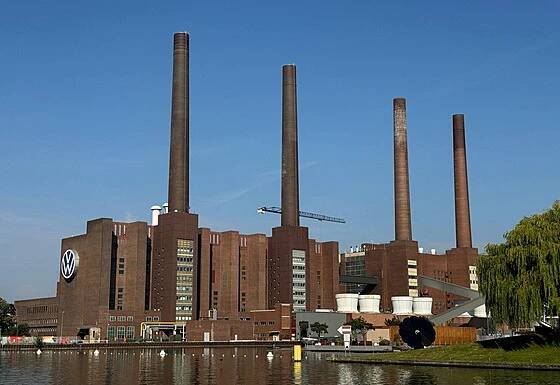 Celkový pohled na elektrárnu závodu Volkswagen v den, kdy se v Německu koná...