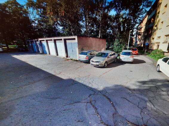 Nabízím pronájem garáže 21m2 s elektřinou v Českém Těšíně, Slezská 1435 / 8. Cena 4000 Kč za měsíc. Tel. 730123414 - InzerceTrinec.cz