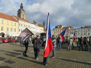 Chtějí nás umlčet, válka pokračuje, varoval Volný demonstranty v Budějovicích