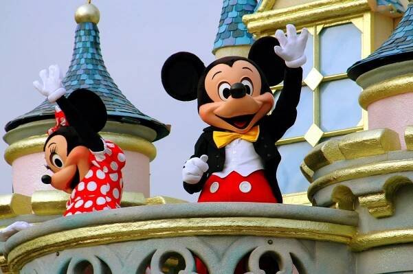 Hong Kong, Čína: Mickey a Minnie Mouse v Disneylandu — Stock obrázek