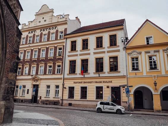 Rektorát UHK oslavil 20. výročí svého otevření komentovanými prohlídkami a historickou výstavou - Univerzita Hradec Králové