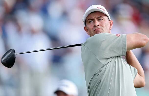 Adam Scott golfing.