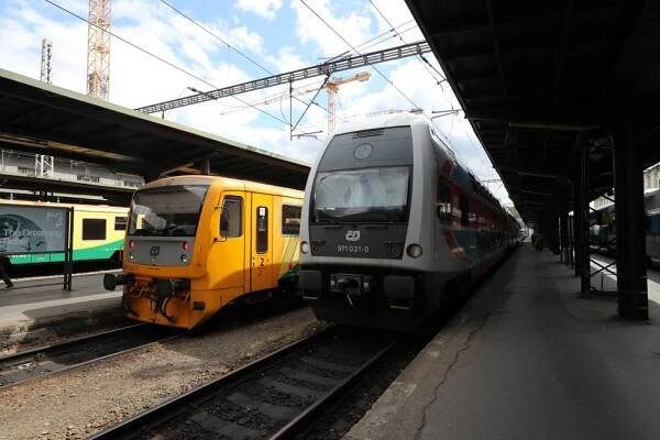 Cestování mezi Prahou a Kolínem komplikuje výluka v Úvalech. Vlaky mají desítky minut zpoždění