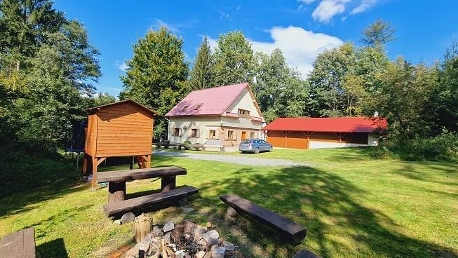 Chata Pod Čečetkovem - velká chata na samotě v lese u lyžařského vleku v Hostýnských vrších | Chaty a chalupy – pronájem