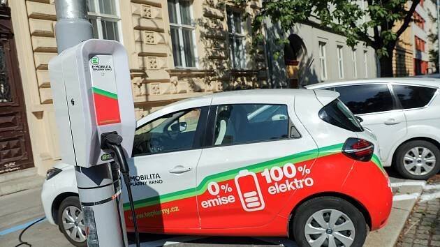 Novinka pro elektroauta. V Brně funguje první nabíječka na veřejném osvětlení