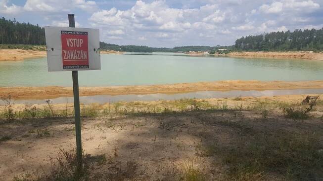 K pískovnám u Suchdola nad Lužnicí zamíří každý den stovky lidí,  na řadě míst je ale koupání zakázané | foto: Lucie Suchánková Hochmanová