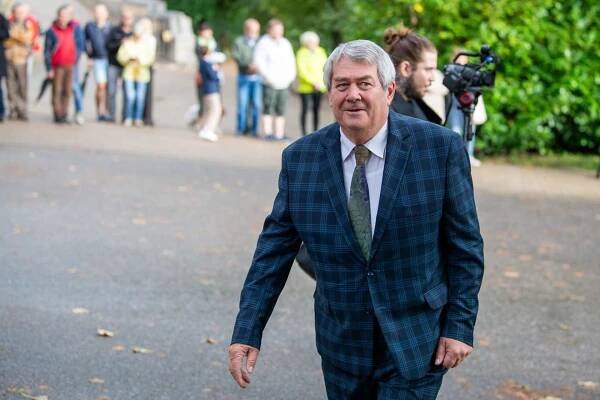 Bývalý předseda KSČM Vojtěch Filip přichází na narozeninovou oslavu Miloše Zemana.
