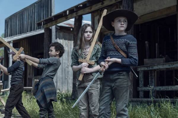 twd 11015 Cailey Fleming as Judith and Anabelle Holloway as Gracie