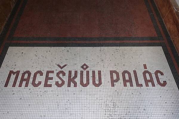 Maceškův palác, Vinohradská čp. 2165/48