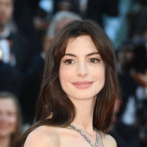 Anne Hathaway’s French Girl Hairstyle Is 2025’s Answer To The Slicked Back Bun