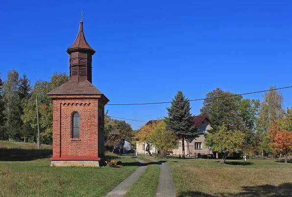 Soubor:Chuchelna, Lhota, chapel.jpg – Wikipedie