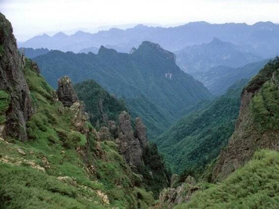 Feng-ťing-ja (Fengjingya), pohled do hlubokého údolí