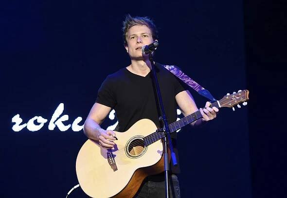 Holky, jásejte: Vlasatý krasavec ze SuperStar Miro Šmajda je po roce a půl single, i když trochu ostříhaný