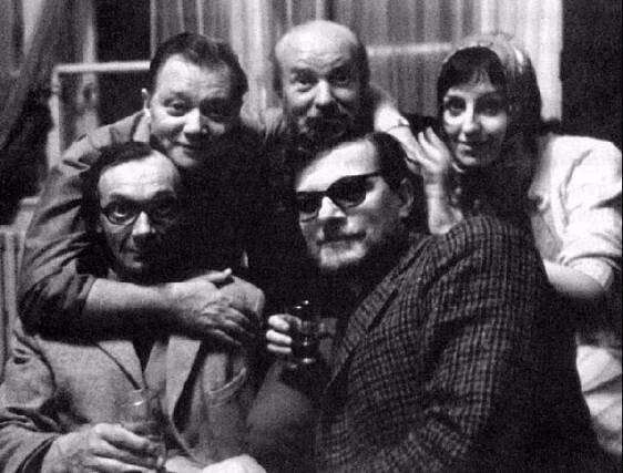 FOTO: Josef Kemr, Rudolf Hrušínský, Miroslav Macháček, Jan Kačer a Nina Divíšková v dokumentárním filmu Zlatá šedesátá. – stránka 210