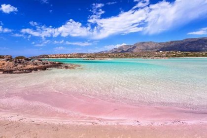 Pláž Elafonissi s růžovým pískem na řece Krétě