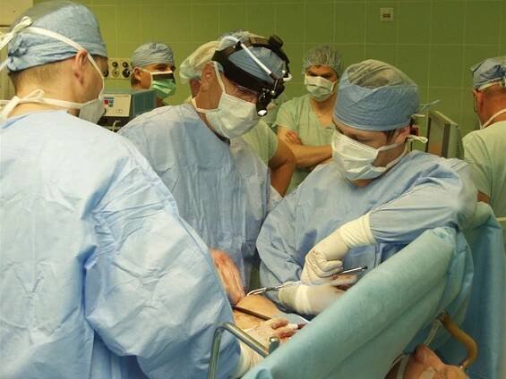 Lékaři v Plzni operovali nádor na játrech šetrnější metodou