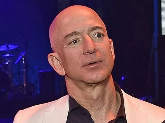 Jeff Bezos' home in Bev Hills was targeted by burglars who ended up leading cops on a crazy car chase! The attempted burglary went down after the perps smashed a window at the mansion but something scared them off. We're told nothing was stolen from Jeff's crib.
