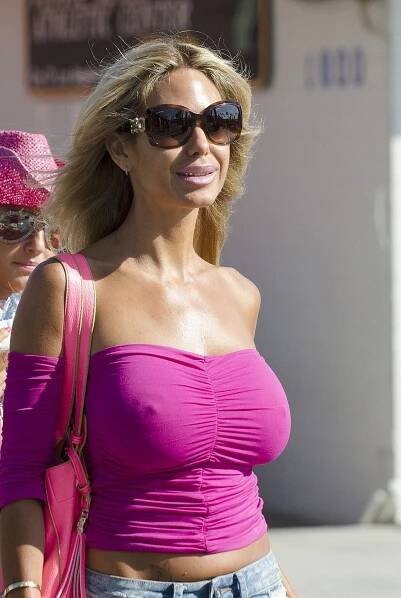 Herečka a bývalá Playmate Shauna Sand sbalila na své obří silikony bez podprsenky tohoto kolouška