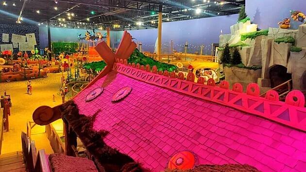 Malajandem provází postavičky včelky Máji a jejich přátel, vikinga Vika a dinosaurů.