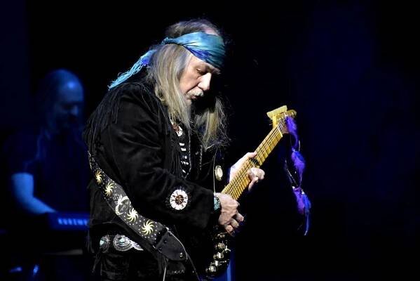 Joe Satriani, John Petrucci a Uli John Roth: Kytaroví veteráni v Praze druhým objektivem