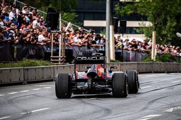 Galerie | OBRAZEM: Formule 1 v centru Prahy. Ulice metropole rozburácel Red Bull Showrun a David Coulthard | EuroZprávy.cz