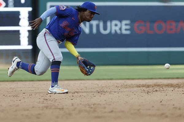 Mets second baseman Luisangel Acuña (2) fields a ground ball by Washington Nationals outfielder Jacob Young.