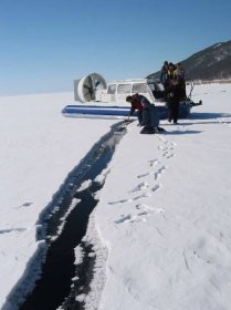 Soubor:Baikal lake Crack in the ice.jpg