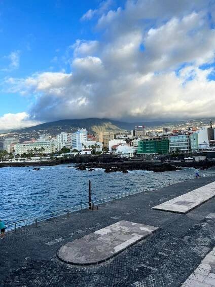 pohlad na centrum mesta puerto de la cruz z nabrezia