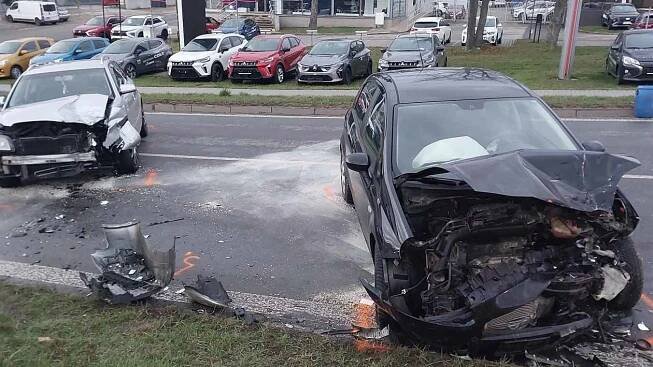 Srážka aut v Třebíči. Oba řidiči se při nehodě zranili