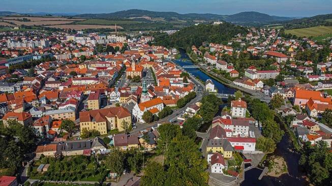 PRODEJ ZATEPLENÉHO RODINNÉHO DOMU SE ZAHRADOU V SUŠICI | Rodinný dům se zahradou a zastřešeným stáním v Sušici