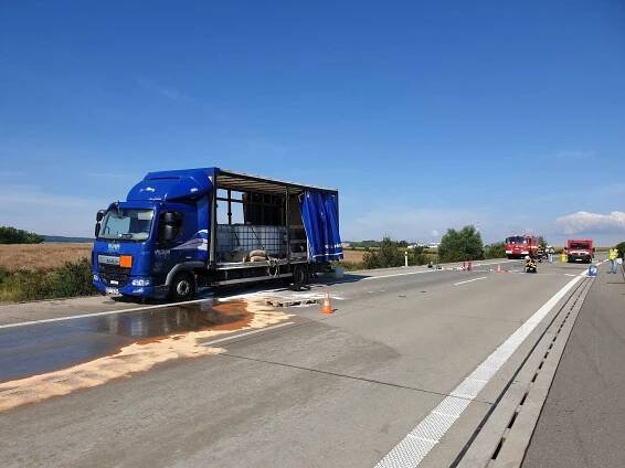 Na D1 u Kroměříže havaroval kamion převážející kyselinu, řidič se poleptal