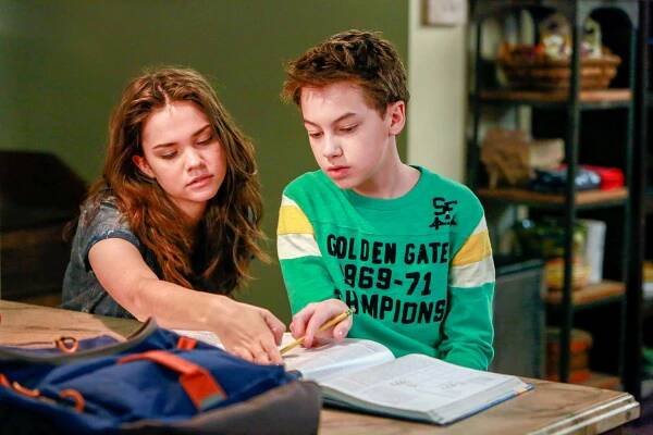 Fosterovi - Věci neznámé - Z filmu - Maia Mitchell, Hayden Byerly