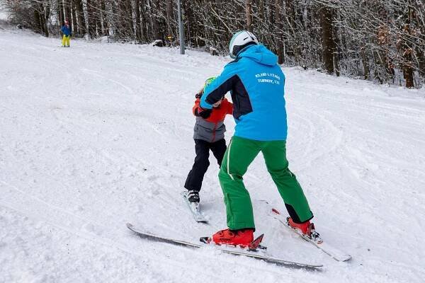 VIDEO, FOTO: Na turnovském ledovci už se lyžuje. Skiareál Struhy zahájil sezónu
