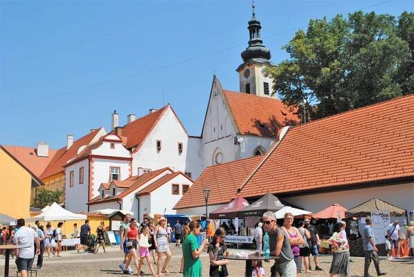 Borůvkobraní v Borovanech přilákalo tisíce lidí. Padly na něj čtyři tuny borůvek