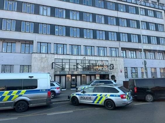 Na klice pokoje na Smíchově našli omotaný drát, evakuovali celý hotel. Uvnitř byl pořezaný muž