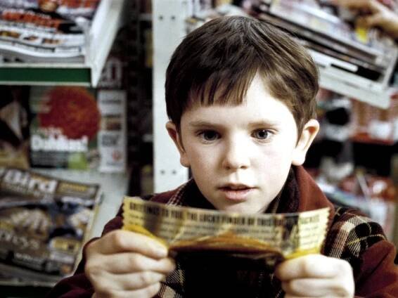 Freddie Highmore, herec z Karlík a továrna na čokoládu, se musel kvůli moderátorovi schovat do skříně mezi košťata
