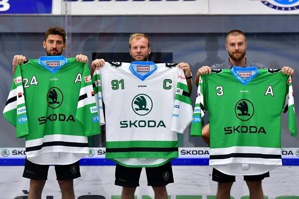 Extraligové kluby představily dresy pro novou sezonu. Hlasujte, které jsou ty nejpovedenější
