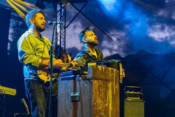 Kapela Jelen zahájila Krumlov Open Air 2024. Zaplnila Pivovarskou zahradu