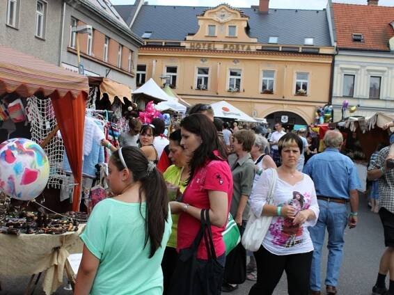 Nejen Sobotkovi vyrazili v sobotu na jarmark